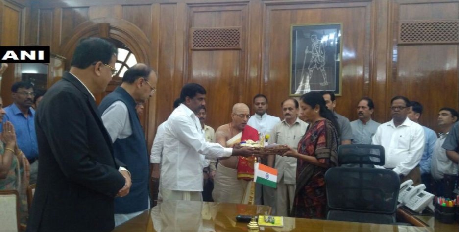 AkashvaniAIR's tweet photo. .@nsitharaman takes charge as Defence Minister of India. https://t.co/wurTnBXzEb