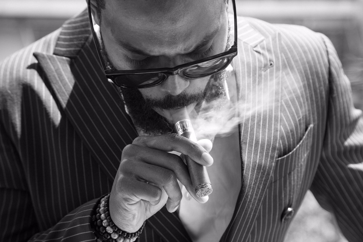 CitizenECig's tweet photo. There are no bad cigars.... Just better ones!  1000 puffs, No smoke, No smell, No Ash. 👌🏽 model: @JeremyAnthony_G  photo: @SHAMAYIM https://t.co/CbzLhGRyEV
