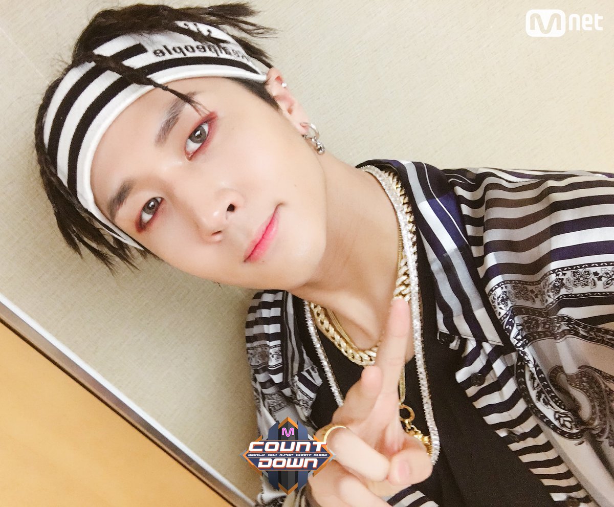 MnetMcountdown's tweet photo. 별 빛 마음에 소근소근~ #엠카운트다운  #Whisper 무대를 준비 중인 #빅스LR #라비 #레오 군! 스웩 넘치는 두 사람이지만 팬들을 향한 눈빛만은 너무나도 달달 하다는 것!! 오늘 저녁 6시 #엠카 본방사수에서 눈빛 속으로 빠져보아요 https://t.co/WHyqR5oV8b