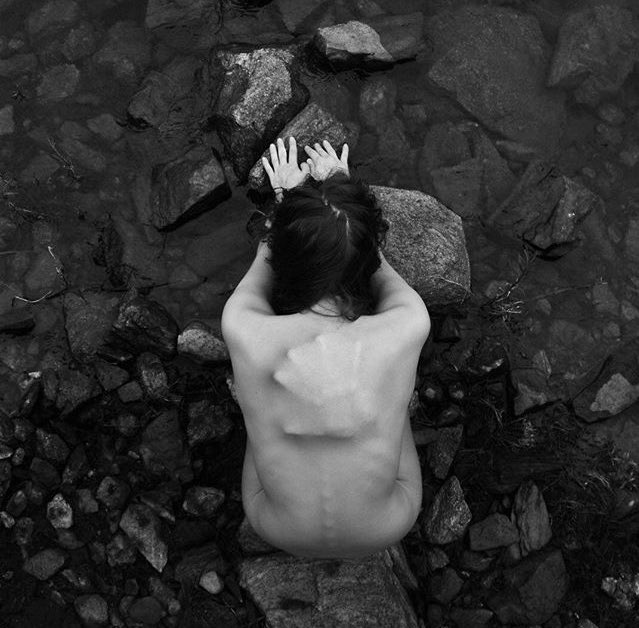 وحيِد حيث الأسود والأبيض ضائع.