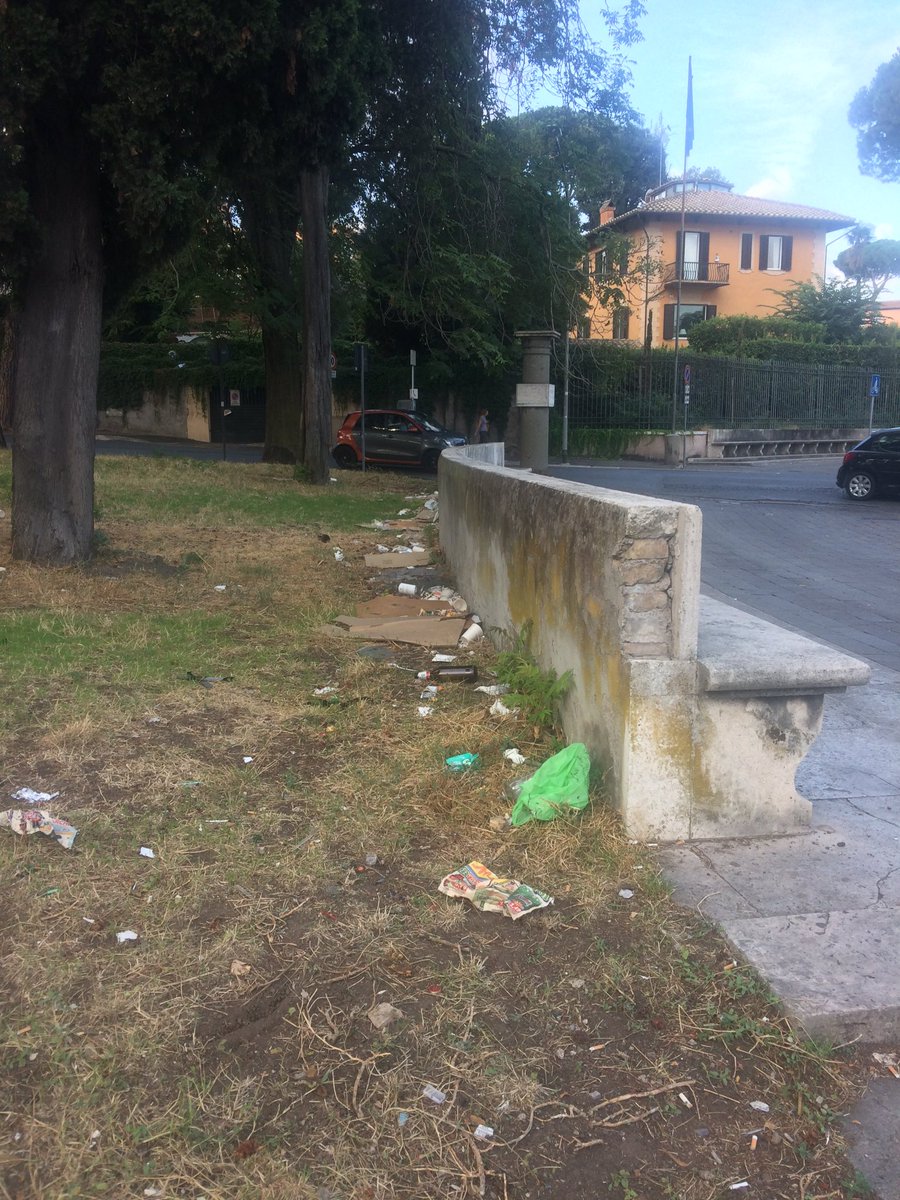 StregaLorelei's tweet photo. #roma #circomassimo #tuttopulito @virginiaraggi @AvvistaMonnezza https://t.co/s1zeUaaPRm