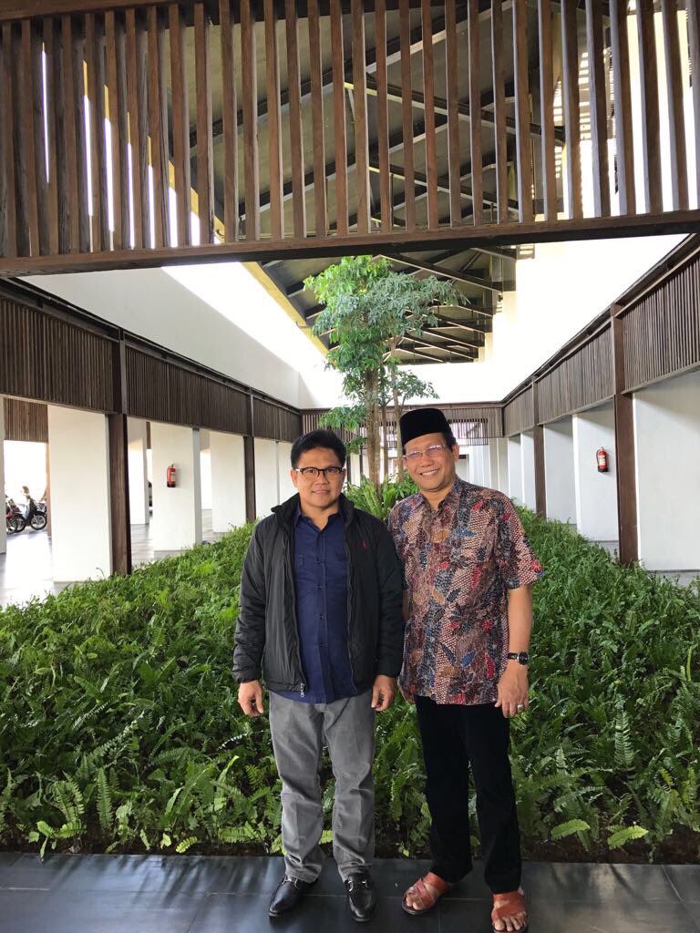 Bandara Blimbingsari Banyuwangi, arsiteknya menghidari AC tapi tetap dingin, menghindari listrik, tetap terang.. cakep !