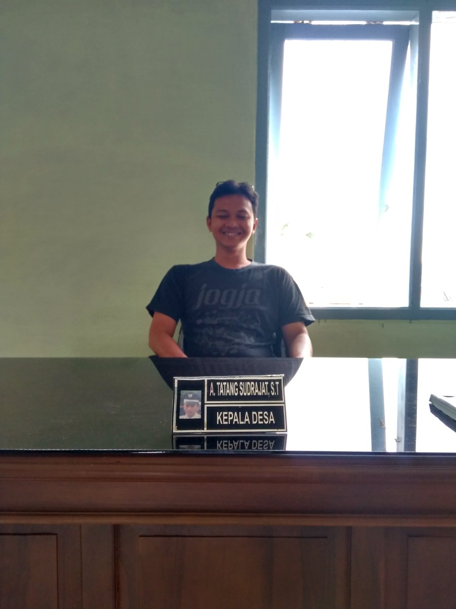 Nyobain duduk di kursi kepala desa.. mohon ijin pa kuwu..