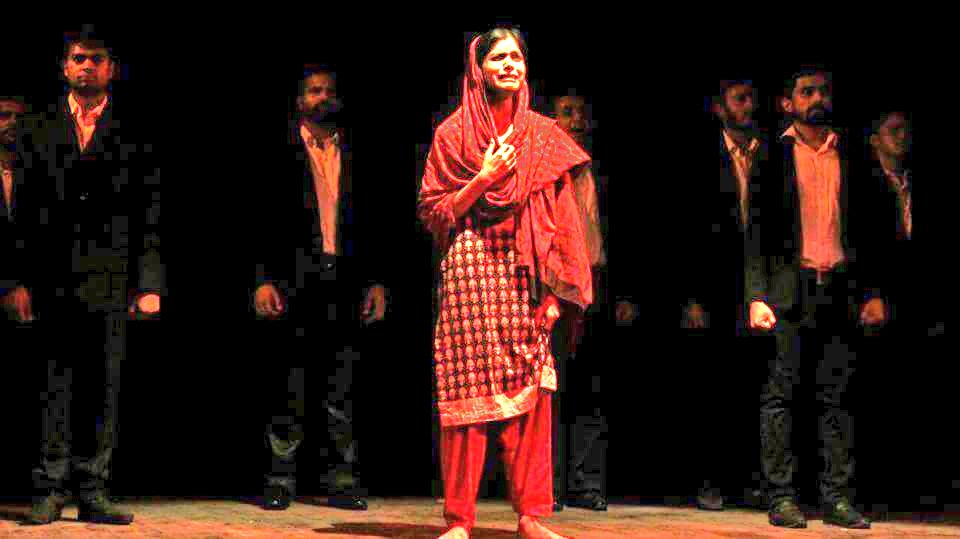 rahulkhanna1313's tweet photo. Watch #actor #director and young #actortrainer @SavereeGaur & #kakoligaur Today at 7pm
#Unsuni play today at Gautam Buddha University, https://t.co/Xm5dBR7bji