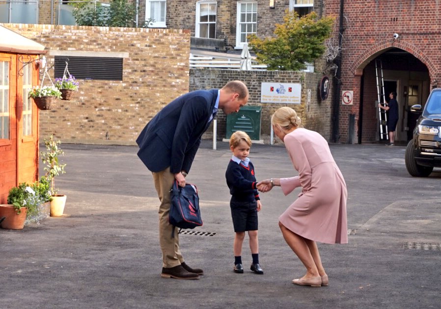 Pangeran George bersalaman dengan gurunya di Thomas's Battersea School.
