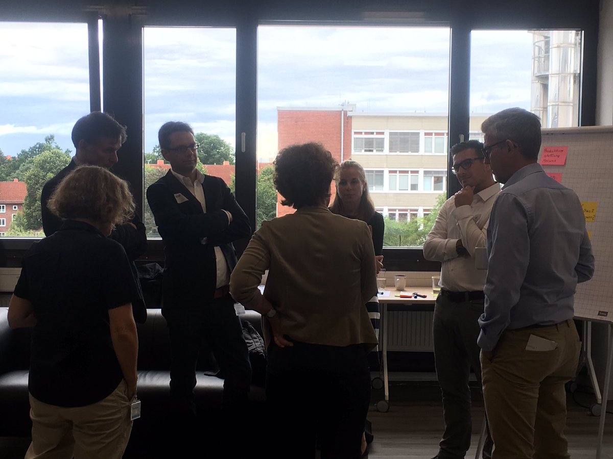 TK_Presse's tweet photo. Wie geht's weiter im #TKaccelerator? Hier sprechen @DontBeAfraidVR, @mecuris und neolexon mit den TK-Vorständen über ihre weiteren Ziele. https://t.co/Gdu99zJtcf