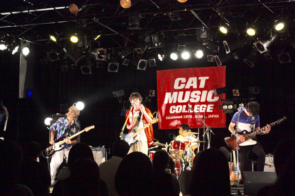 catmusiccollege's tweet photo. トリをつとめてくれています!
パノラマパナマタウン
すごく熱量の高いライブでカッコウイイです!!
近々ワンマンライブがあるらしいです!
9月22日(金)@Music Club JANUS
#キャット
#音ビ
#handmadeworld
#パノラマパナマタウン https://t.co/rHMJXYHiOQ