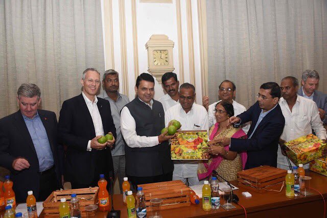 JainIrrigation's tweet photo. Happy 😊 to be a part of this pathbreaking initiative.MH Orange 🍊 growers wil get assured market
#FarmersFriend 👨‍🌾
https://t.co/5BIV8lDh8d https://t.co/ysxFaxQ2Yb