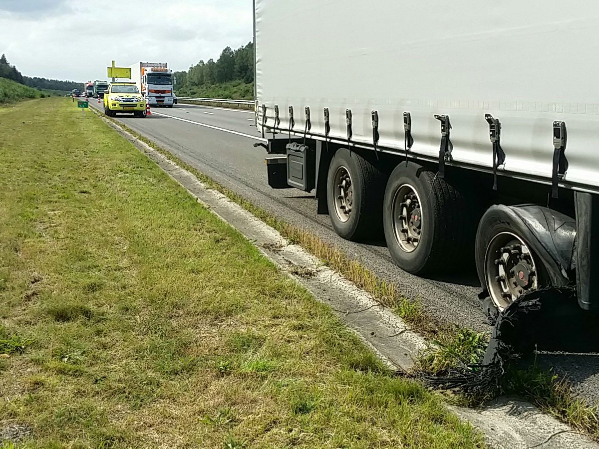 Nu bezig op de#A1 ri #Apeldoorn. Vrachtwagen met klapband CMV beger en bots met voorwaarschuwing zijn onderweg. #A1 re 76,5.