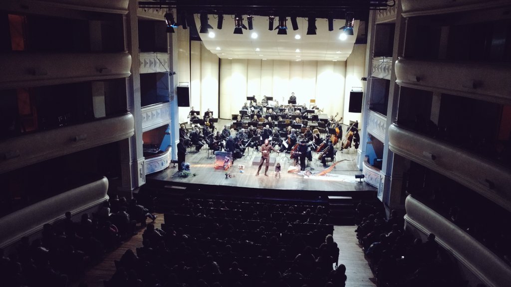 Junto a los estudiantes que disfrutan de los Conciertos Didácticos de la Orquesta Filarmónica en el Teatro Independencia