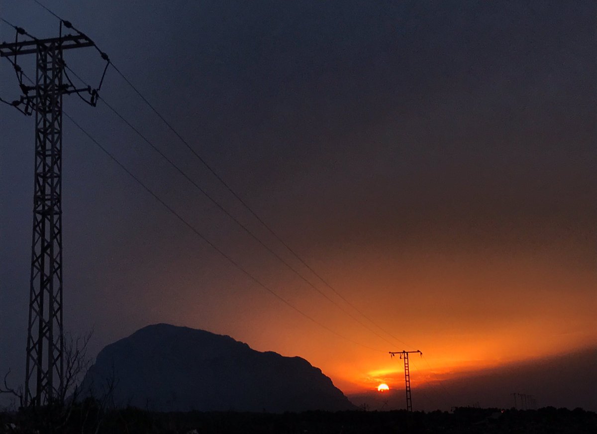PauAlbert_'s tweet photo. Septiembre siempre hablando de luz y velocidad. 

¿Te suena? https://t.co/5rvvPqRzbp
