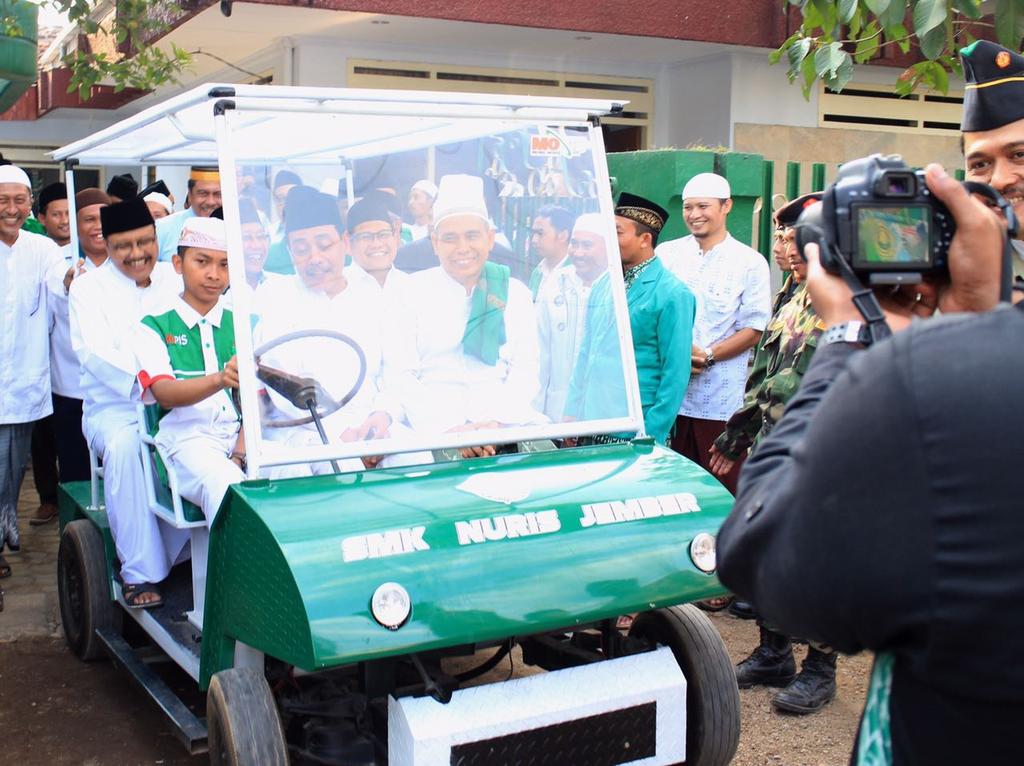 DPP_PKB's tweet photo. Sang Pemimpin @cakiminpkb telah berada dilokasi kegiatan #JasHijau bersama para ulama di Jember.Juga hadir Ketua @dpwpkbjatim dan @gusipul4 https://t.co/aFHLJYZq9K