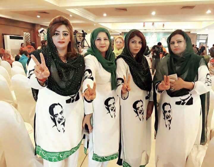 SayNimra's tweet photo. Pic 1 : What u Order from Online shopping
Pic 2 : What u receive 
😂😂😂😂😂😂😂😂😂 https://t.co/9dWcme2IA3