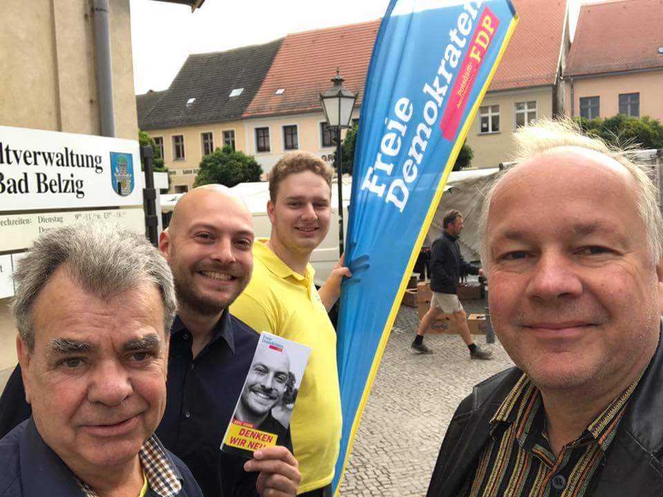 FDPFlaeming's tweet photo. Trotz regen heute Aktion mit Direktkandidat Eric Vohn ! In #BadBelzig mit @GoetzHP @KehrwiederTim #denkenwirneu #antikreisgebietsreform https://t.co/AeqHmQ853f