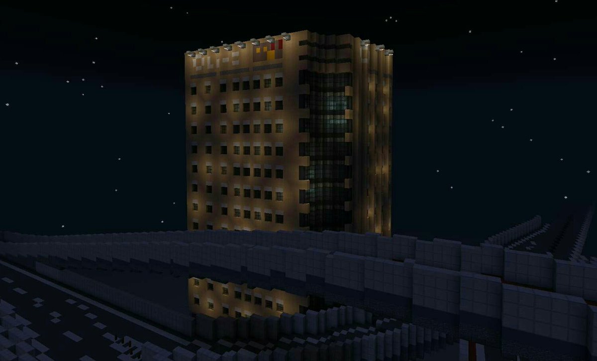 まっきぃ マイクラ建築 昨日建てたビジネスホテルです エレベーターのライトが見えるのが意外といいですね 手前に見えているのは制作中のjct Minecraft建築コミュ Minecraft都市開発部 Minecraft都市計画