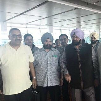 Rajagurjotsingh's tweet photo. Honourable Chief Minister Capt Amarinder Singh at the IndiraGandhi International Airport,while on way to London.@capt_amarinder @DewanPawan https://t.co/ncgsn8UnG0
