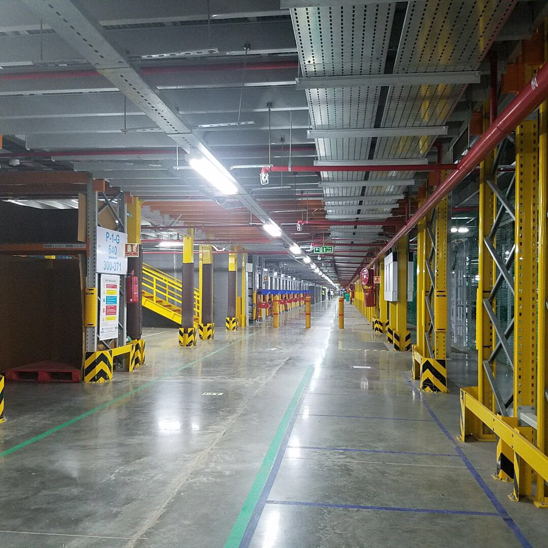 KTRBRS's tweet photo. Congrats to Amazon on launching  India's largest fulfilment centre in Hyderabad today. 1.3 million sq ft space/1.6km conveyor belt 👍 https://t.co/hW4xHYmei1
