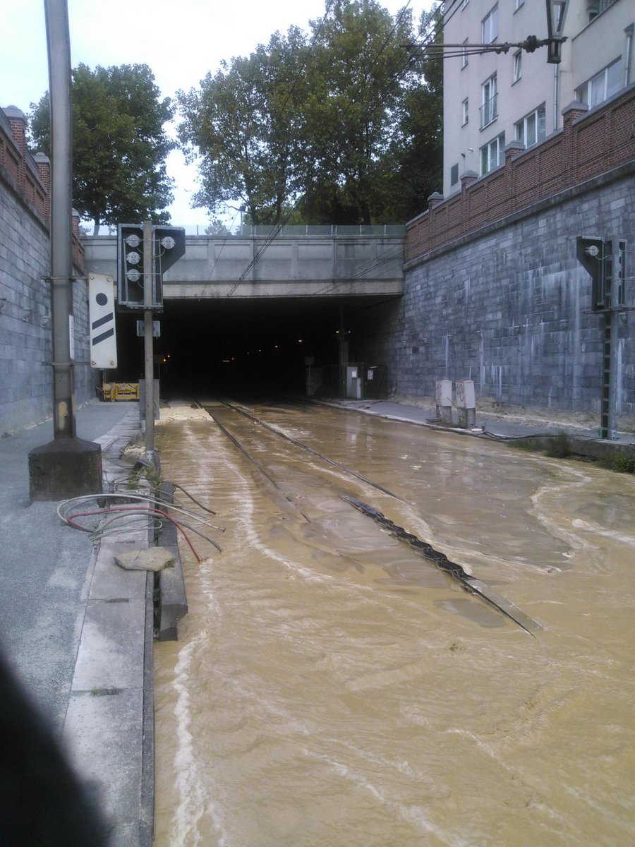 SNCB's tweet photo. Update: #L161 #BruxellesNord #BruxellesLuxembourg
Inondation
Circulation interrompue
Utilisation des bus/metros @STIBMIVB
#SNCB https://t.co/4cQRvHIeVw