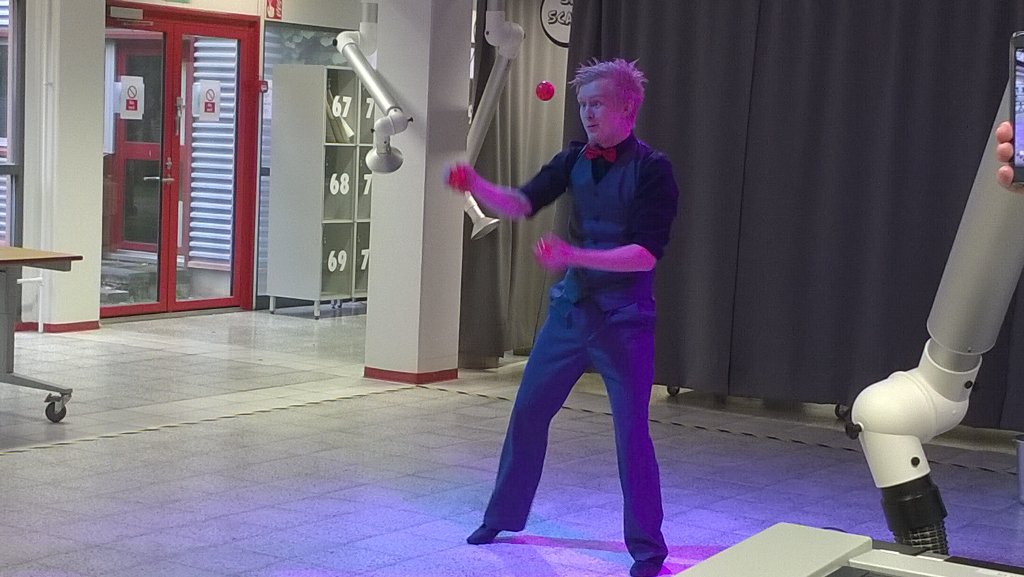 Kampusareena's tweet image. Pallot hallussa #TUTLab&apos;in 1-vuotissynttäreillä! Onnittelut nuorelle taitajalle 🎂 @TampereUniTech