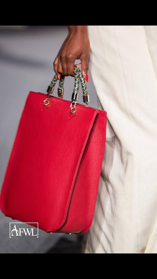 africafwl's tweet photo. Drooling over assessory designer illicia from Somalia! #handbagenvy #leather #afwl2017 #somalidesign #illicia #wantthemall #italianleather https://t.co/vaSOKRcxzG