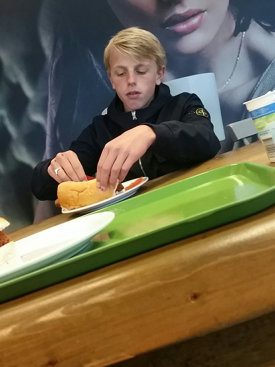 dk9aiii's tweet photo. Broodje eten met #bram https://t.co/AgQPu9EGFu