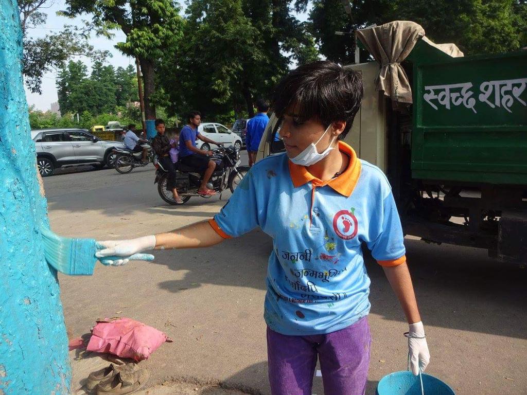 SwachhBharatGov's tweet photo. As part of the #SwachhBharat Mission, volunteers painted and beautified the walls of a medical college in #Meerut.
#MyCleanIndia https://t.co/usN7r2SSXH