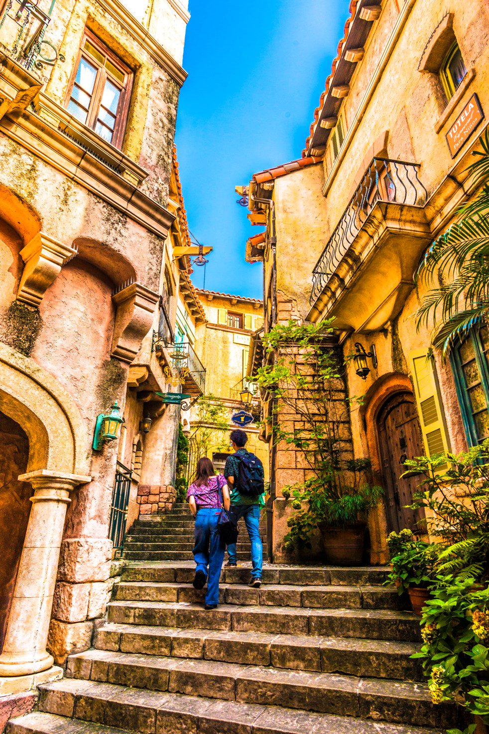 へたっぴ写真家 和歌山マリーナシティ ポルトヨーロッパの路地裏 17年8月撮影 夏の思い出です ヨーロッパの街並みの路地裏風景の所で長時間張り込んでいたところ どなたかに後ろから激写されていて 後々ツイッターで発見して大笑いしたのでした