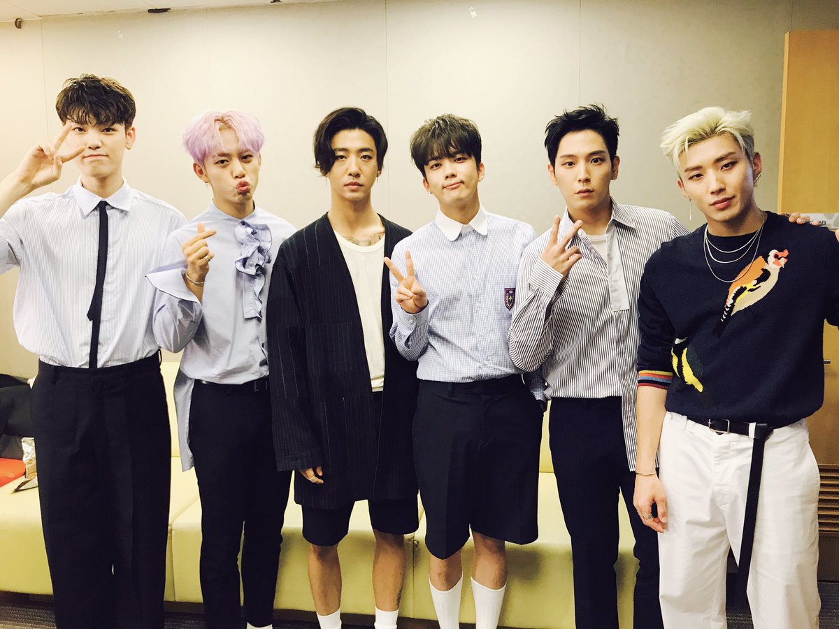 BAP_Fanstaff's tweet photo. 오늘 엠카운트다운 무대 잘 보셨나요! 역시 우리 응원장인들!! 베프로님!!!👏👏 오늘도 큰 응원 고마워요~ 잠시후 오후 9시 사전신청 까먹으면 안돼요! 많이 참여해주세요!🍯🌙 #BAP #BLUE #HONEYMOON https://t.co/3BbcRUOQjE