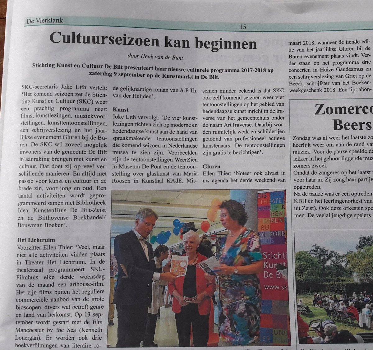 SKCdebilt's tweet photo. Start v/h culturele seizoen in de Bilt staat in #devierklank. Wethouder @HMieras ontvangt SKCprogramma van @EllenThier1 Check skc-debilt.nl https://t.co/CROZmJzkNT