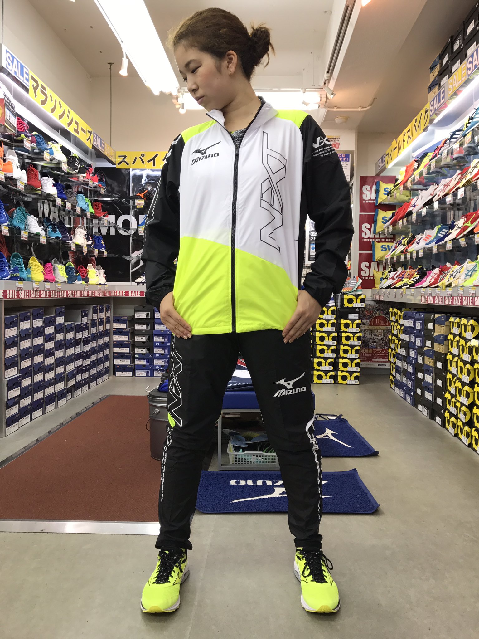 Twitter 上的 ステップスポーツ広島店 ミズノ Nextシリーズジャージ かっこいい ジャージ入荷致しました お色は赤 青 黄の三色 シューズと合わせて着たら更にみんなの注目の的に 上下セットでステップ特別価格にて発売中です 寒くなってから買おうでは