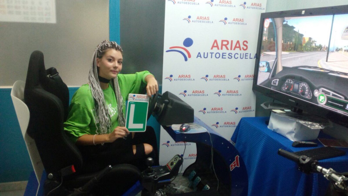 AutoAriasZamora's tweet photo. Enhorabuena por ese aprobado Azahara 👏👏👏 Ya te llamaremos para que pruebes el Evoque 😜😜 #AutoAriasFormacion #Zamora #50AñosContigo. https://t.co/06rvnSRIor
