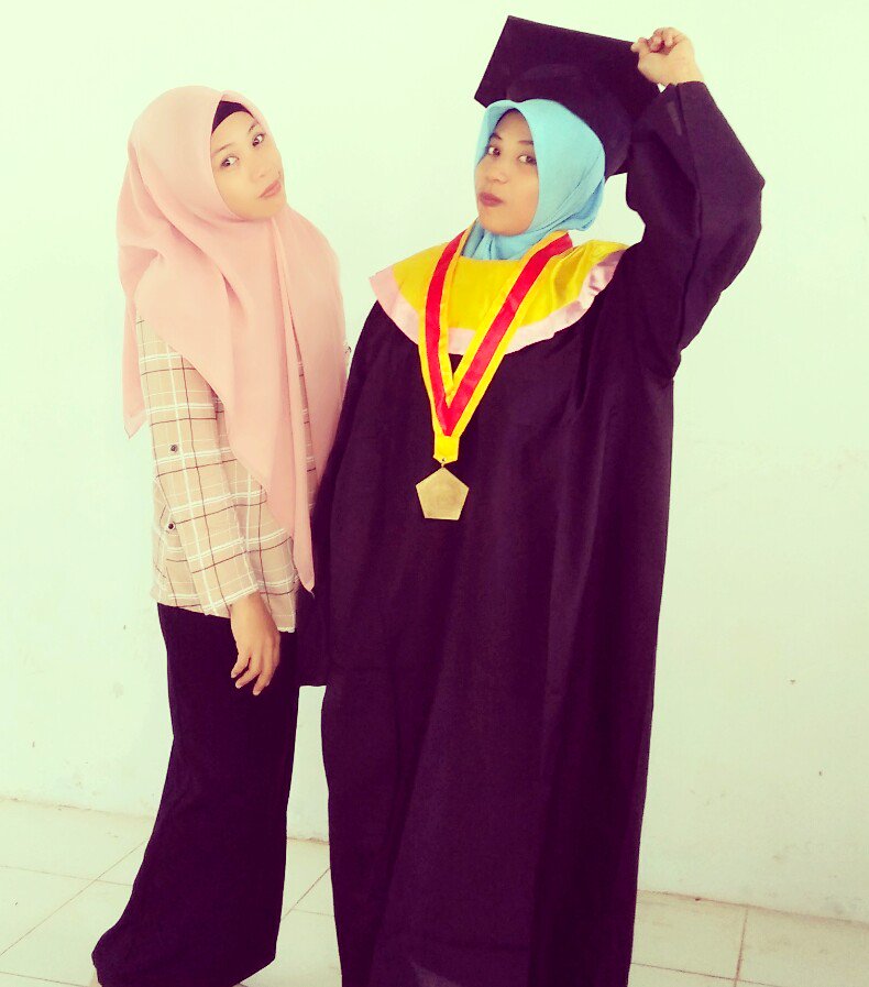rhozna951's tweet photo. 🎓🎓💋💋💋 https://t.co/vKXCSAyRbm