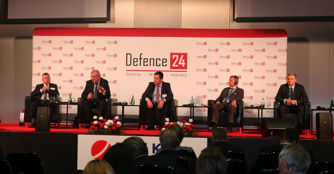 Defence24pl's tweet photo. Gen. #Butlak: Przyjęliśmy zasadę stawiania twardych warunków, które są do spełnienia, by wynegocjować technologie dla przemysłu
#MSPO2017 https://t.co/FTolMsDXIl