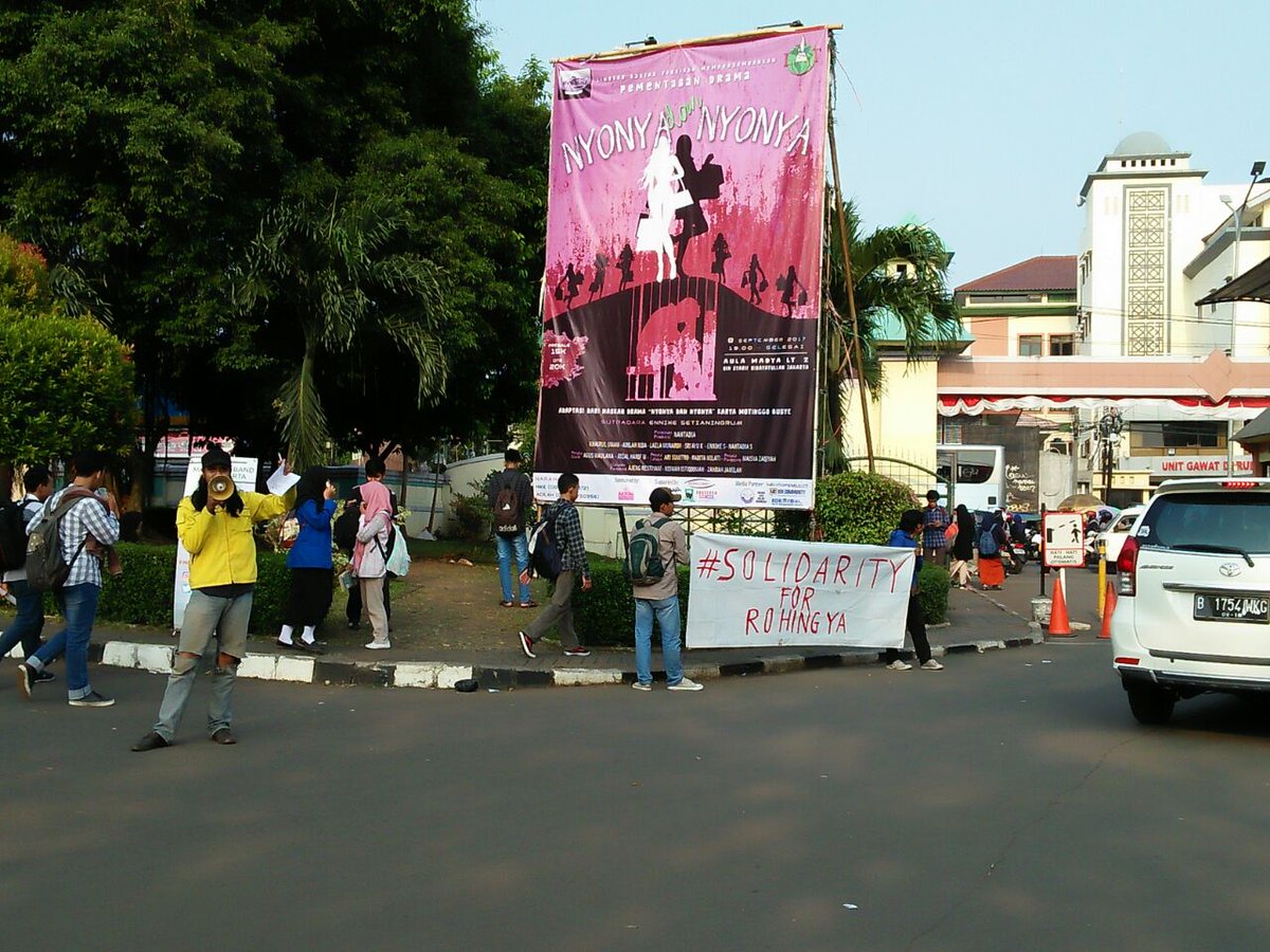 ranita_uin's tweet photo. aksi solidaritas kami untuk saudara kita di Myanmar. #mariberdonasi #SaveRohingya #uinjkt https://t.co/YKCNE9G8K1