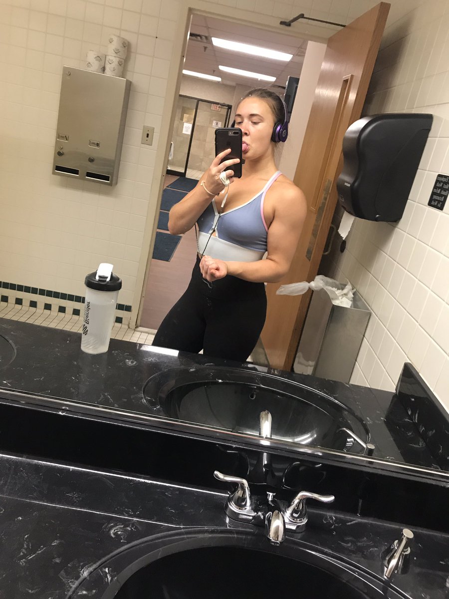 abigailhe96's tweet photo. summer is over but my guns are just coming out #beencuttingfortwomonths #stilleatinggood #260carbsadayandlosingfast #thanksbody https://t.co/ljXCuQtWnL