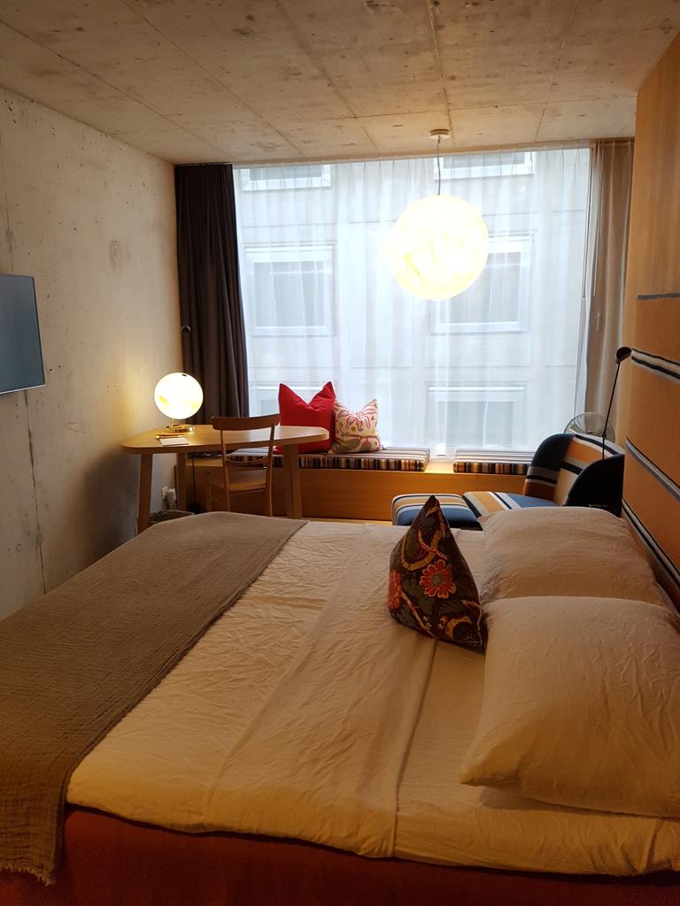 Cuando llegas a tu hotel <a href="/Nomad_Basel/">Nomad Basel</a> en el centro de #Basel y tiene toooda la onda! Bonito, no?  👌🇨🇭