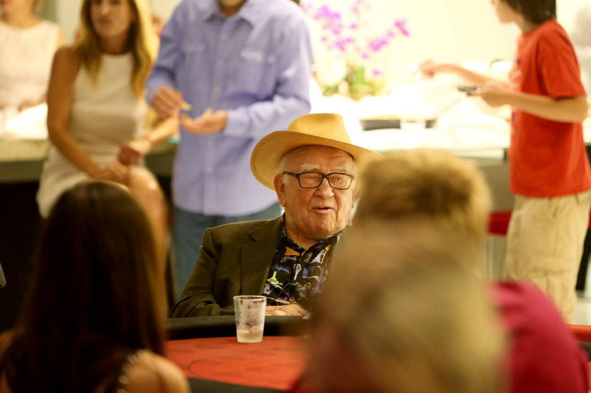 Poker with Ed Asner tweet media