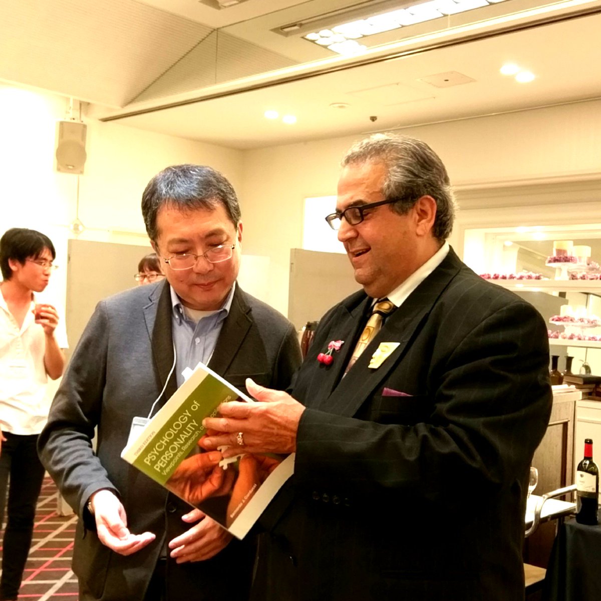 2017Jspp's tweet image. 渡邊理事長とカルディッチ先生です。カルディッチ先生のご本について議論しているように見える、大変学術的な写真です。懇親会にて。　#jspp2017