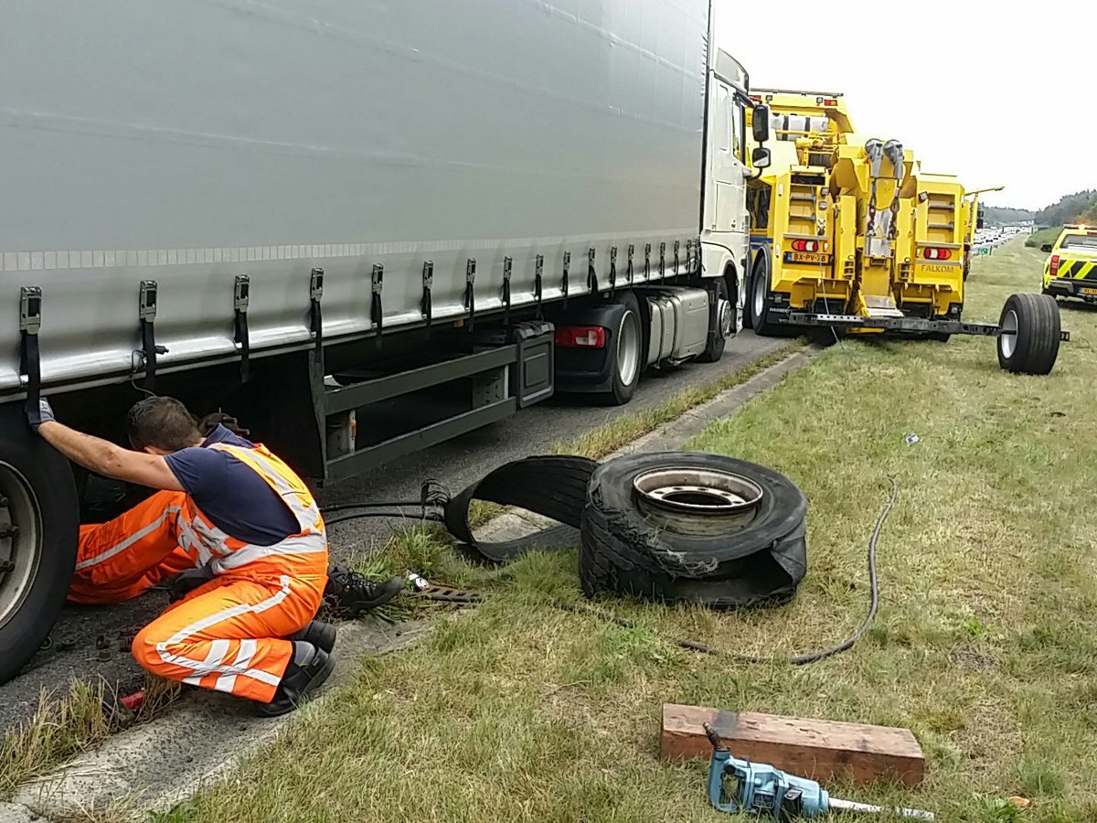 Berger is ter plaatse. Wordt hard gewerkt om zo snel mogelijk de weg vrij te krijgen.