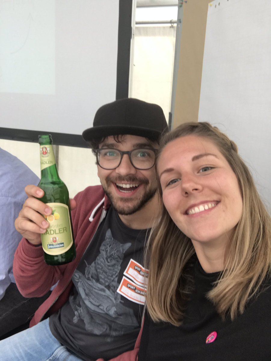 Neue Session mit <a href="/JuliaSchael/">Julia Nowak</a>. Wir testen wie Magenta wir sind. #tsmms #dlc17 #telekomwall