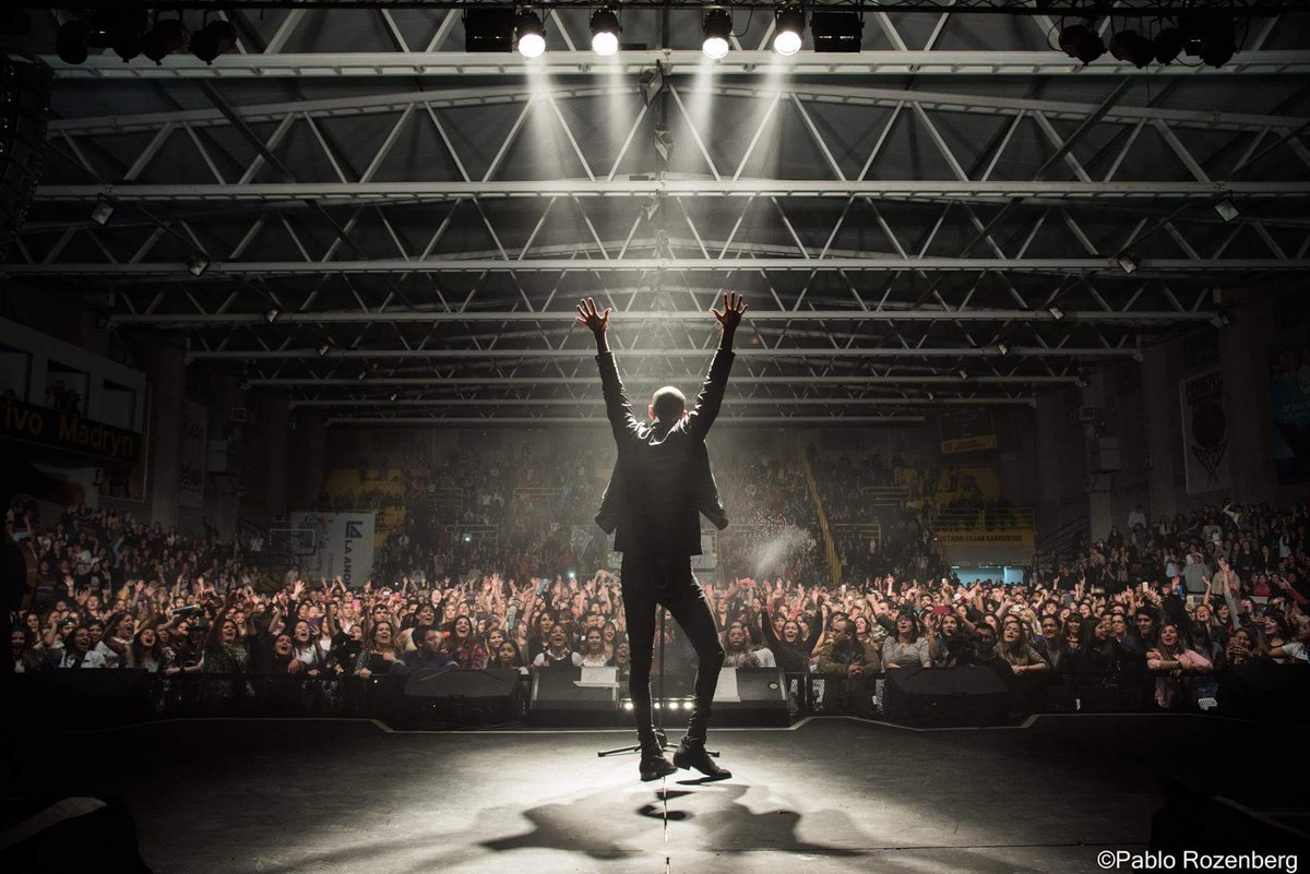 PabloRozenberg's tweet photo. Algo del excelente show de @AbelPintos en Puerto Madryn https://t.co/7i7cC3YdLS