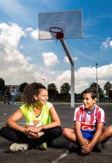 HvA's tweet photo. #HvA-student Dina Aouragh is finalist #ECHOAwards. Als sportbuurtmedewerker is zij rolmodel voor kinderen #NieuwWest https://t.co/HnYoM6x7tH https://t.co/mPoNviWbhx