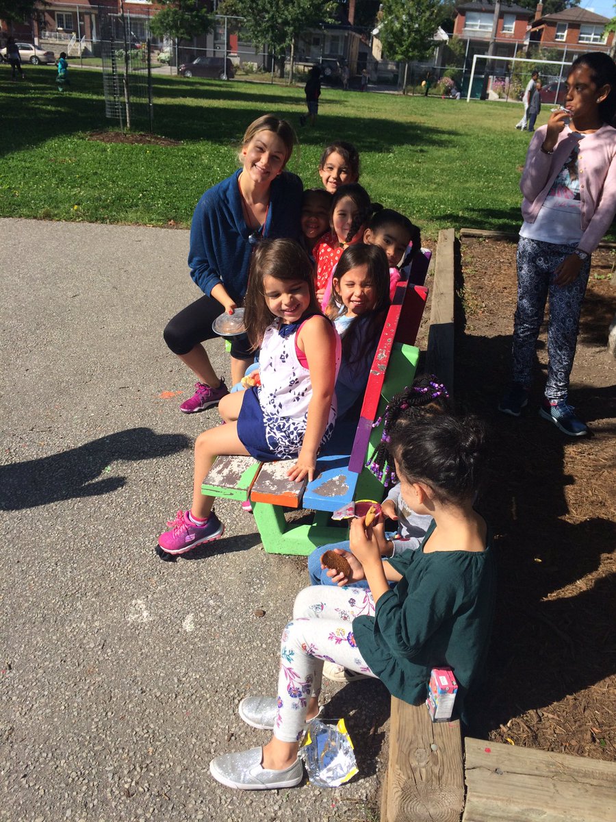 TDSB_SteveB's tweet photo. Beautiful sunshine, a challenging playscape, the soccer field, basketball court &amp; buddy bench all combine into everyone's favourite- recess! https://t.co/z1LPc9yNbo