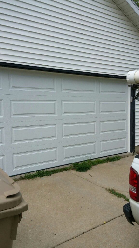 MadisonOverhead's tweet photo. If you have an emergency, we can install quickly! Before -- Stuck. After -- Beautiful! #IHitMyDoor, #FixedFast, #GarageDoor https://t.co/qnIoMjmQCT