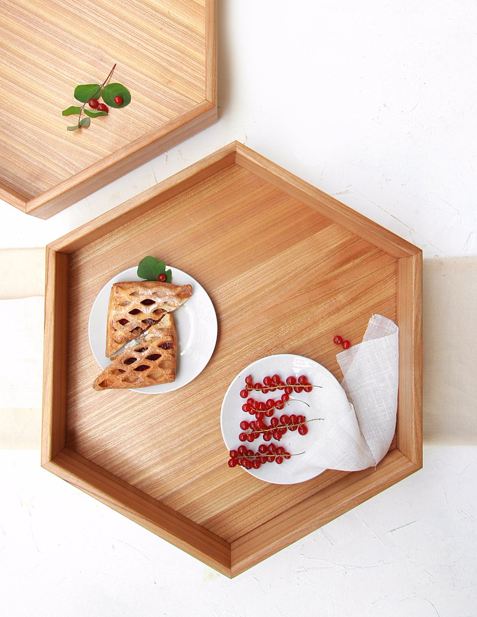 Morning need to be perfect, cause it’s the mood for all day!
Make a morning coffee, croissants and serve all these on such wooden tray!