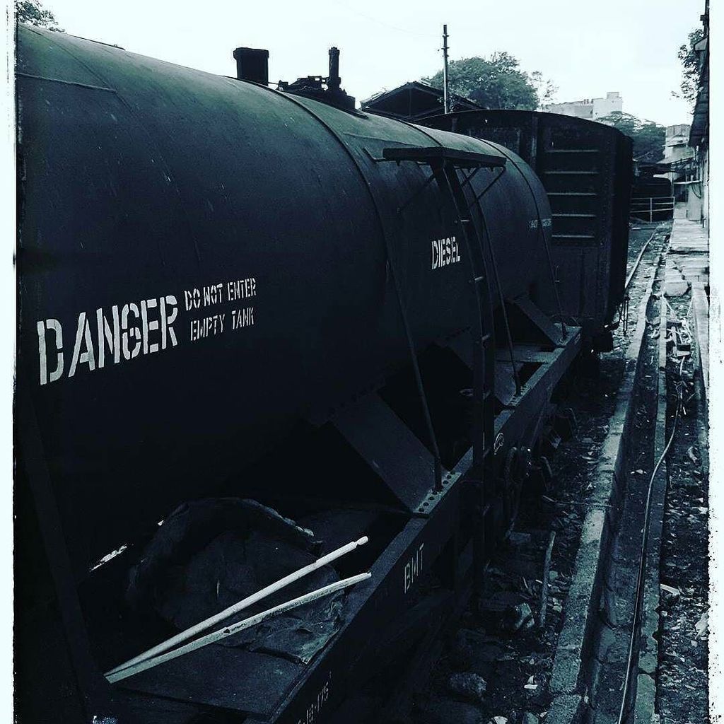 colomboscope's tweet photo. @Regrann from @cyclopse2000 -  #cinnamoncolomboscope2017 #oiltanker #trains #exploresrilanka #srilanka #lk #travel #travelsrilanka #instago… https://t.co/JmhganJStM