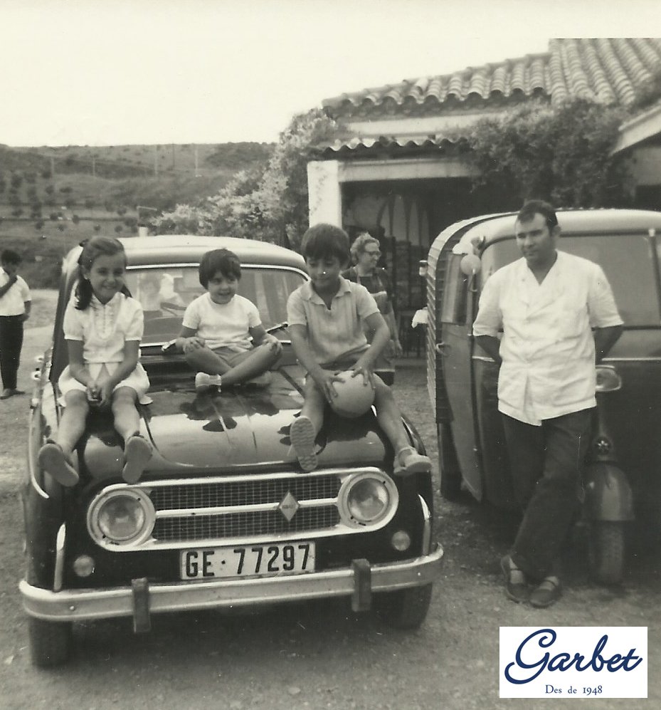 ViuGarbet's tweet photo. ANYS 70! L'Águeda amb Xavier, el seu germà, i cosina Glòria Boada, dalt del "carricoche", cotxe familiar R4L. Últim dia oberts: 11 SET! https://t.co/LZjMLUwYSU
