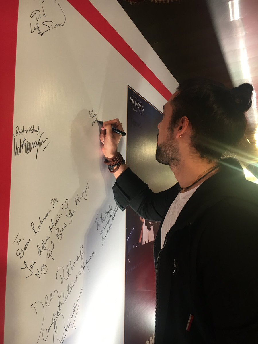 The ace singer <a href="/JubinNautiyal/">Jubin Nautiyal</a> at the red carpet! @oneheartthefilm #OneHeartTheFilm