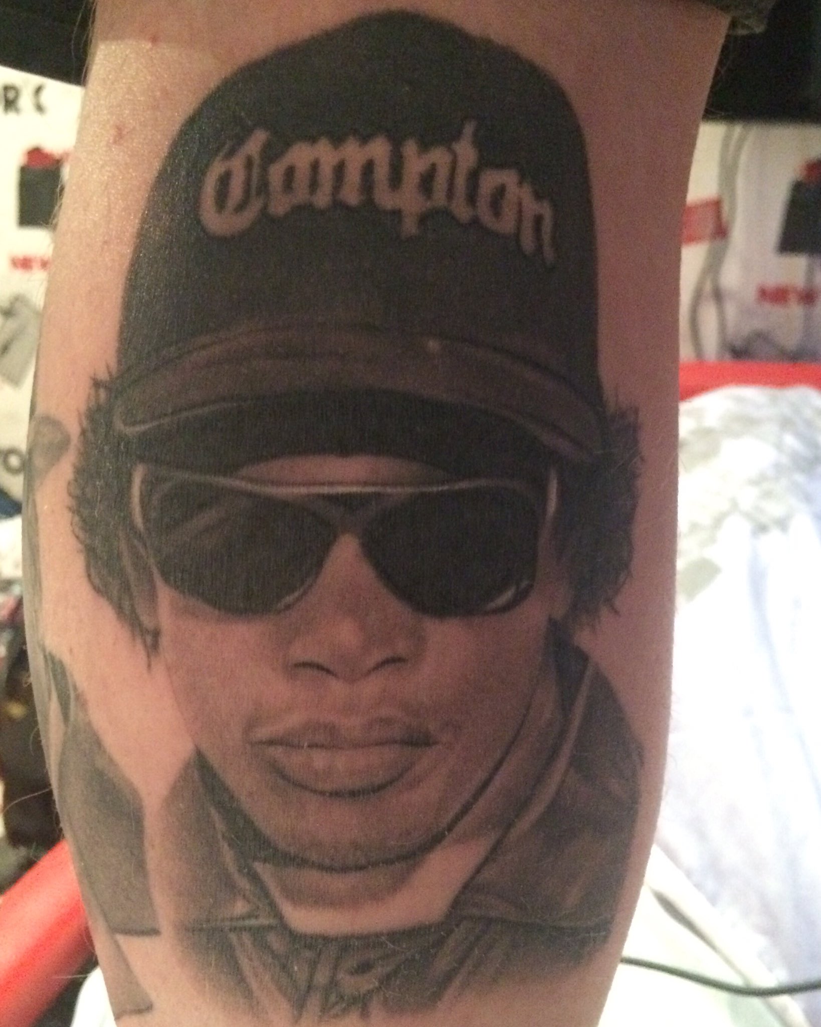 Happy birthday to the godfather of gangsta rap Eazy E     