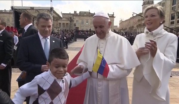 NTN24ve's tweet photo. Niño rompe el protocolo y entrega la bandera de Venezuela al papa Francisco #7Sep https://t.co/L9lZVKt7oA https://t.co/dvHqOUWeK6
